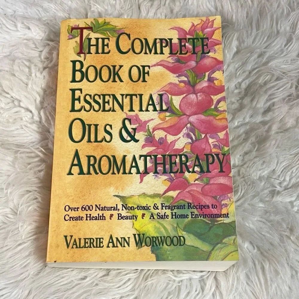 Complete Book Of Essential Oils and Aromatherapy Valeria Ann Worwood 423 pages